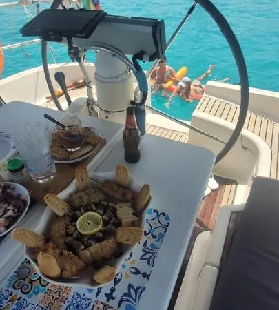 Botel Only You Al Trapezoidale 3 Cabine 2 Bagni Palermo