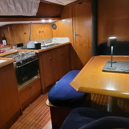 Botel Only You Al Trapezoidale 3 Cabine 2 Bagni Palermo