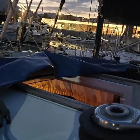 Botel Only You Al Trapezoidale 3 Cabine 2 Bagni